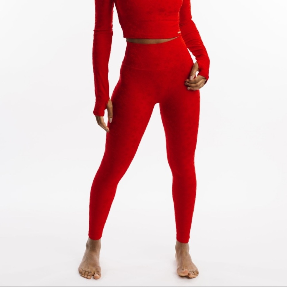 Zyia Red Snowflake Hi-Rise 7/8 24” Leggings. Sleek, Pocket free.